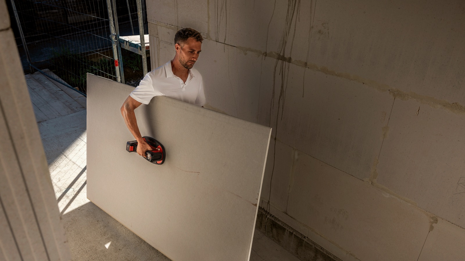 FLEX VLP 18 GRABO vacuum lifter handling a drywall panel